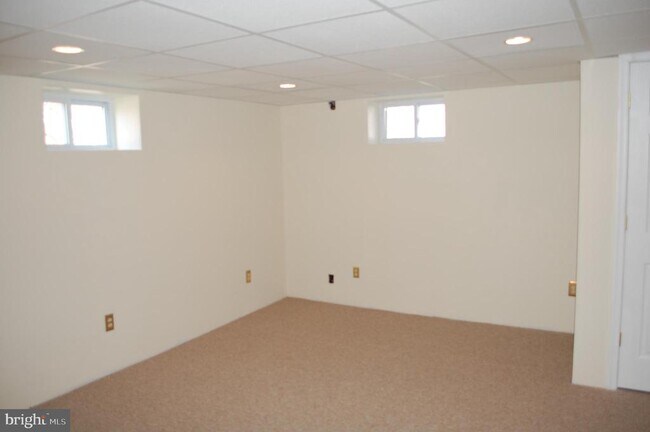 Building Photo - 1707 Pin Oak Rd