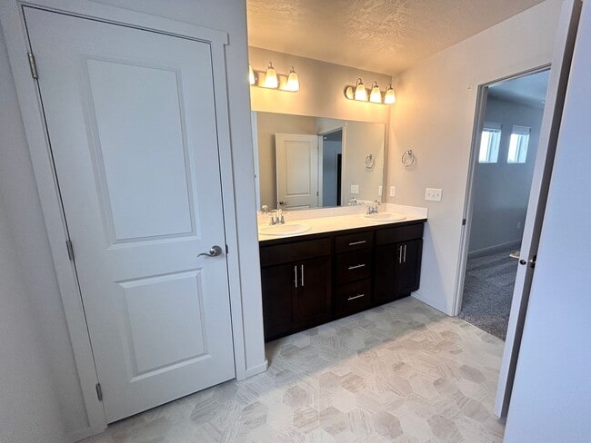 Building Photo - Stunning 3 Bed, 2.5 Bath Home in Spokane Valley!