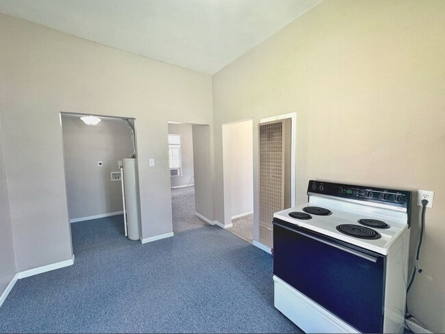 Building Photo - One Bedroom House Close to Campus!!
