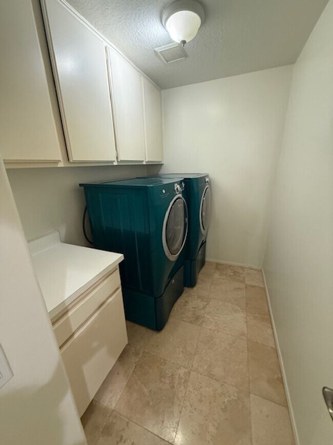 Building Photo - ****1/2 off second month rent****Over 3000...