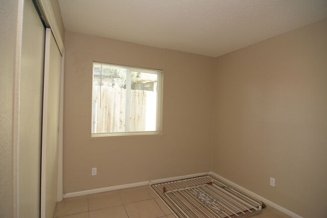 Building Photo - 2 Bedroom 1 Bath Apartment! Close to the U...