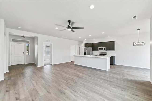Building Photo - 653 S Blackfoot