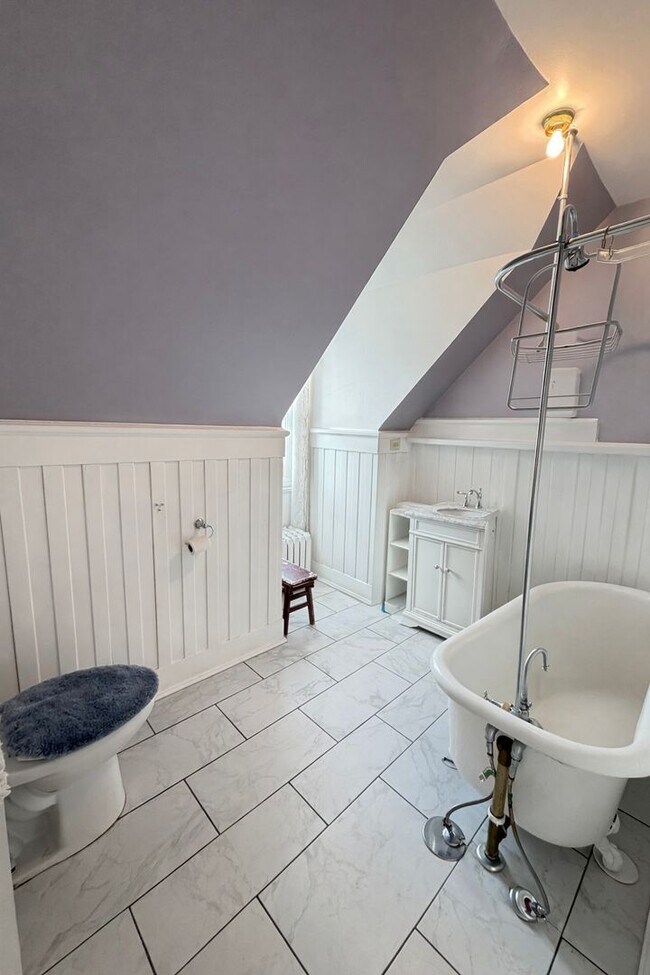 Building Photo - 3+ Bedroom in the Ordean Mansion - AVAILABLE TODAY!