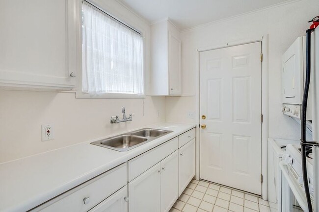 Building Photo - Personal in Unit Washer/Dryer - Downtown P...