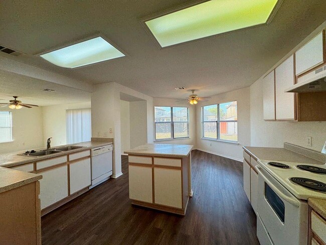 Building Photo - 2013 Rim Rock Dr