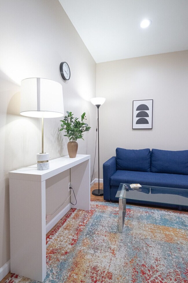 Building Photo - 230 W 113th St