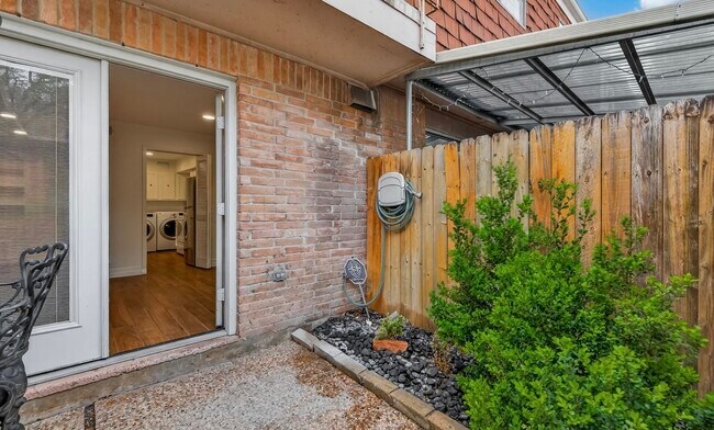 Building Photo - 482 N Post Oak Ln