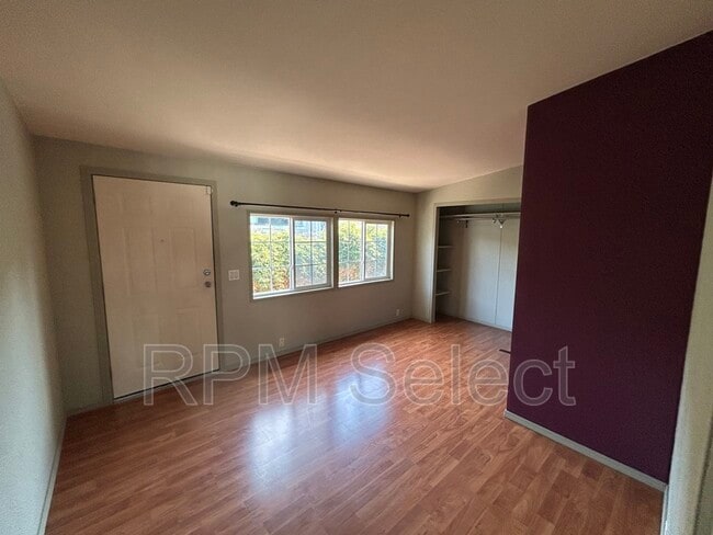 Building Photo - 554 Sanford Ave