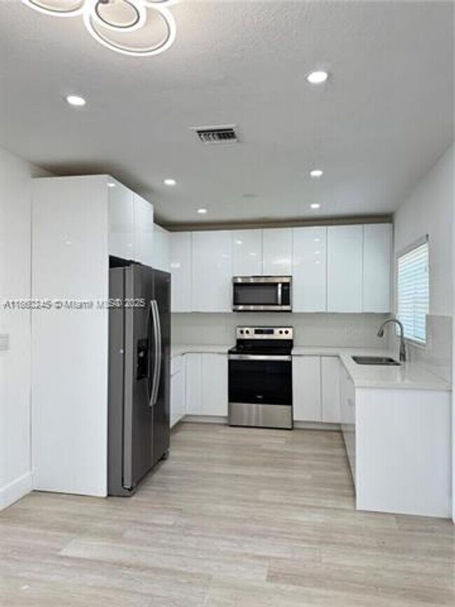 Building Photo - 695 NE 80th St