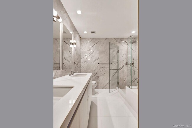 Building Photo - 200 E 21st St