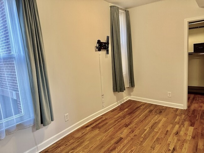 Building Photo - 2233 W Shakespeare Ave