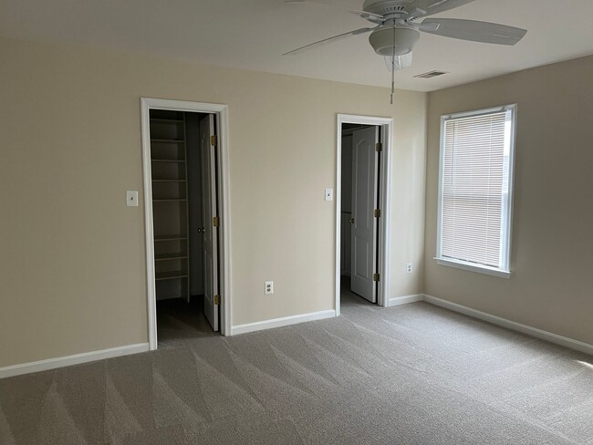 Building Photo - Spacious and Gracious, Close to EVERYTHING!