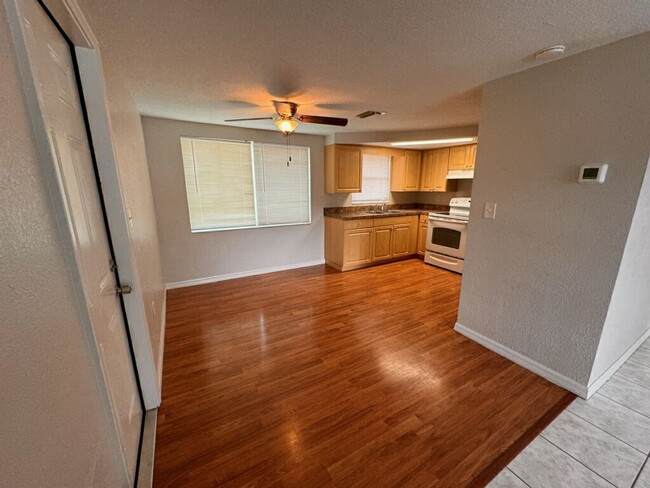 Building Photo - 2 Bedroom 1.5 Bath Clean & Cozy Home for Rent