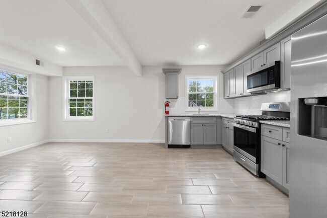 Building Photo - 173 Oakwood Pl