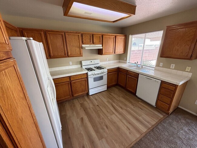 Building Photo - Gorgeous 4Bed/2Bath Home located in Sunris...