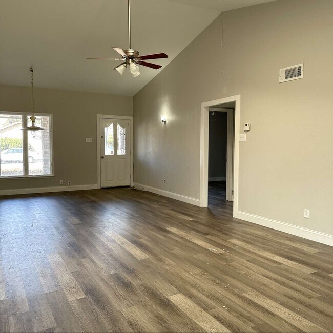 Building Photo - 422 Woodmere Dr