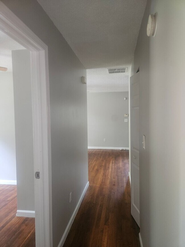 Building Photo - 3 Bedroom 1 bath home