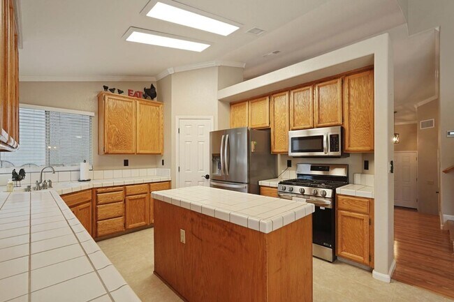 Building Photo - Spacious 4-Bedroom, 3-Bath Home for Rent in Elk Grove!