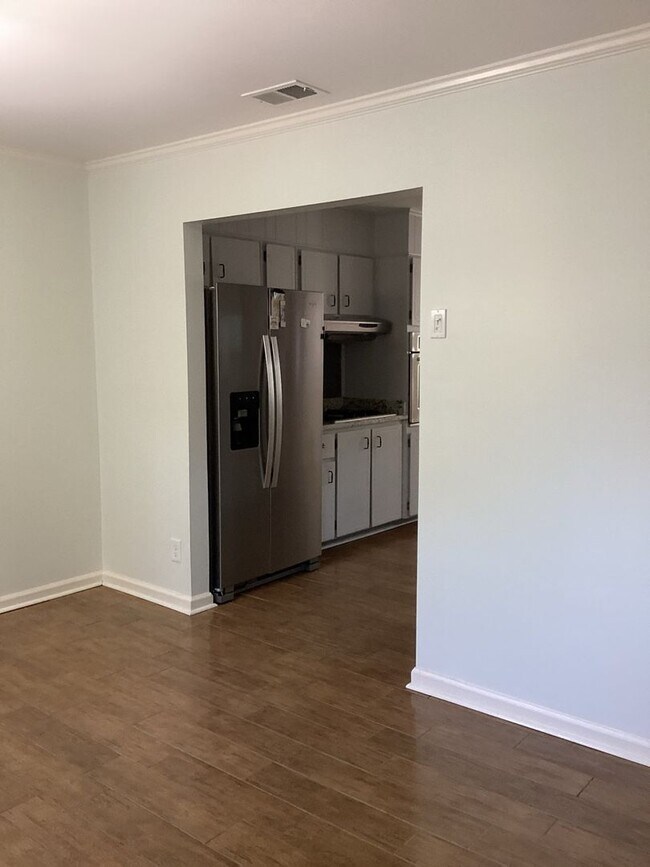 Building Photo - Three bedroom, Two Bathroom Single Family ...