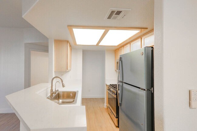 Building Photo - Beautifully Updated 2 Bed and 2 Bath Hende...