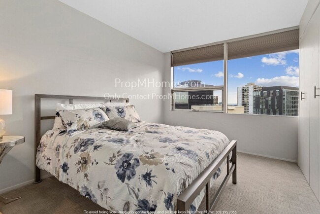 Building Photo - Luxurious Two Bedroom High-Rise Living at the Portland Plaza!