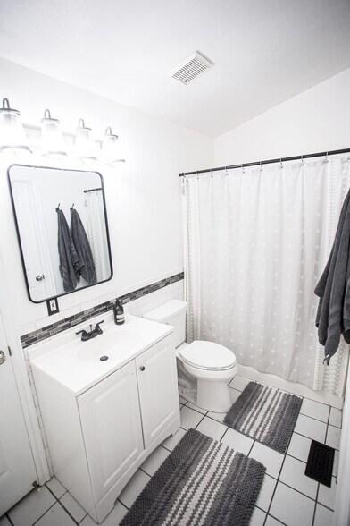 Building Photo - 1599 S Main St