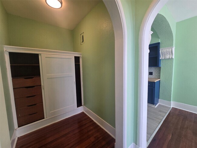 Building Photo - 725 J
