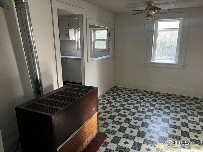 Building Photo - Get a country feel while in town at this u...