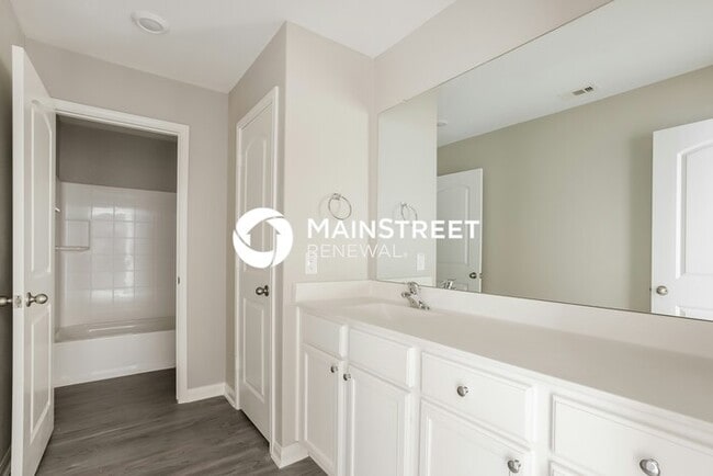 Building Photo - 5 Bedroom Pet-Friendly Home in Magnolia, TX with Main Street Renewal