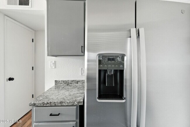 Building Photo - 130 W Harding Ave