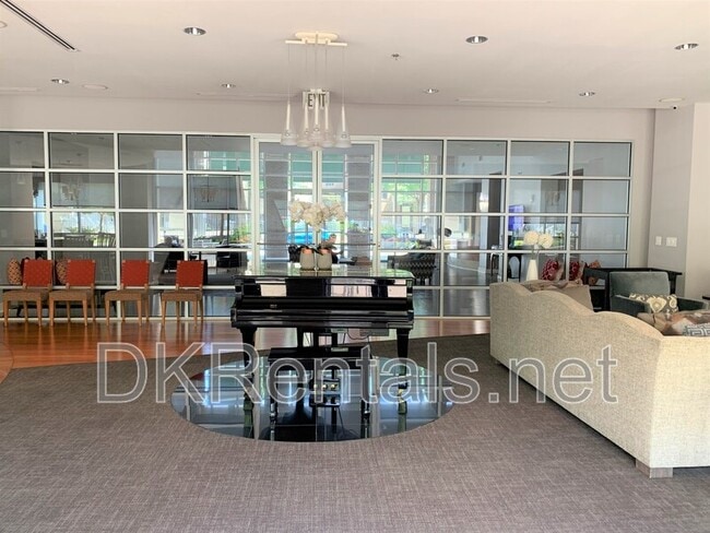 Building Photo - 711 Cosmopolitan Dr NE