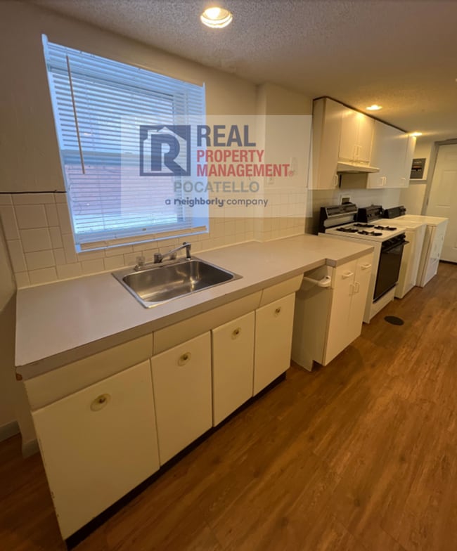 Building Photo - Spacious 1 bedroom 1 bath apartment