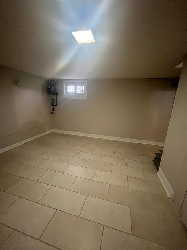 Building Photo - 409 Laverne Ave