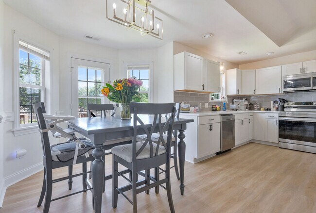 Building Photo - 202 Weeping Hollow Ct