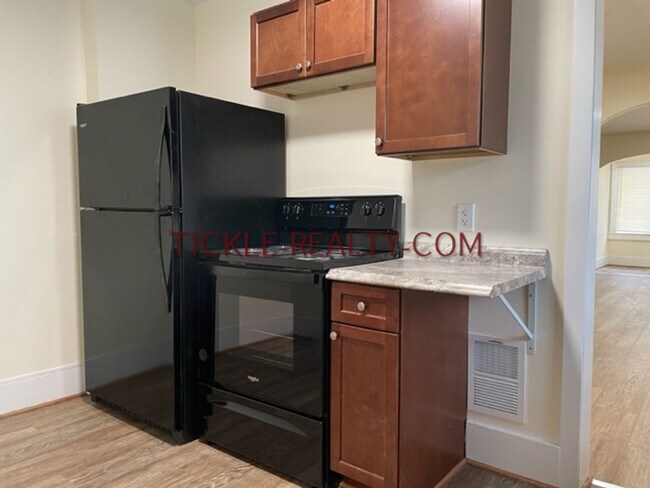 Building Photo - 253-255 Rocket St