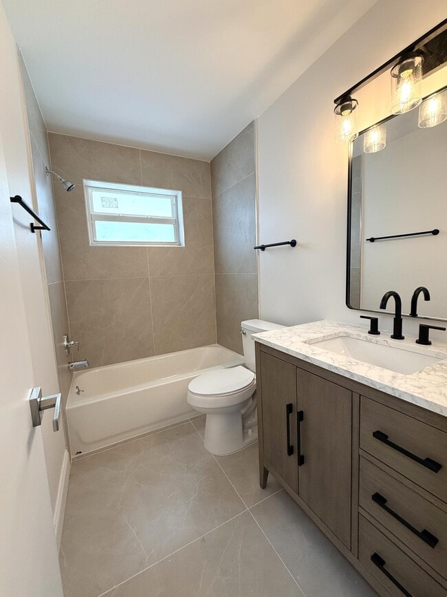 Building Photo - 442 SW 14th Ct