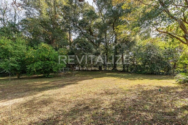 Building Photo - Updated Brick 3 Bed 1 Bath Home with Huge Yard on Quiet Street!