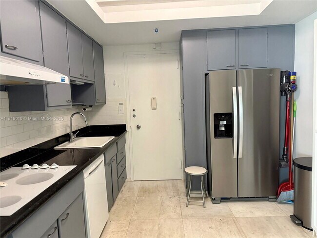 Building Photo - 5055 Collins Ave