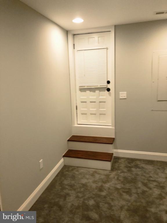 Building Photo - 632 S Decker Ave