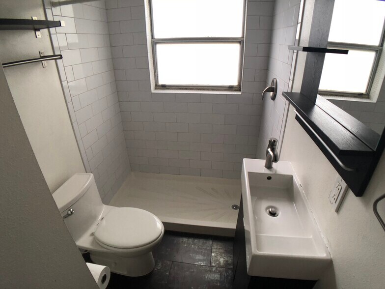 Bathroom - 606 Harwood Street