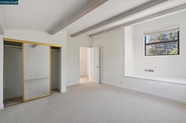 Building Photo - 660 La Casa Via
