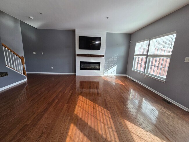 Building Photo - Entertainers Dream - Beautifully maintained 3 Bedroom Townhouse in Haymaker Pointe