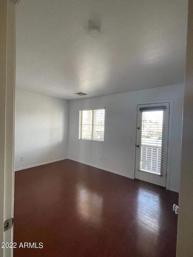 Building Photo - 1704 S Falcon Dr