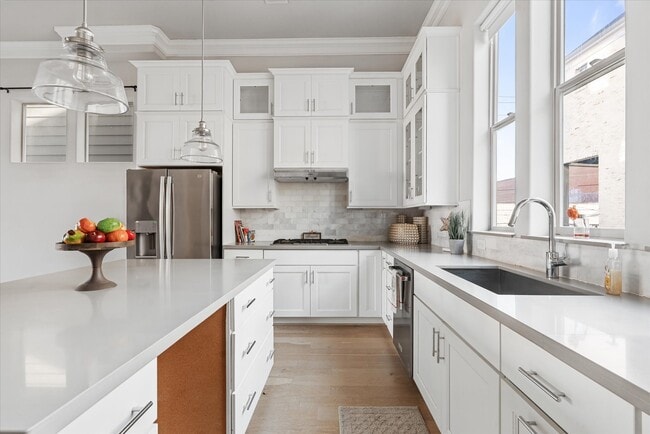 Building Photo - 1005 St Charles St