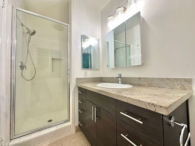 Building Photo - 919 N Alfred St