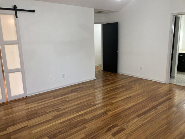 Building Photo - 312 Live Oak Dr