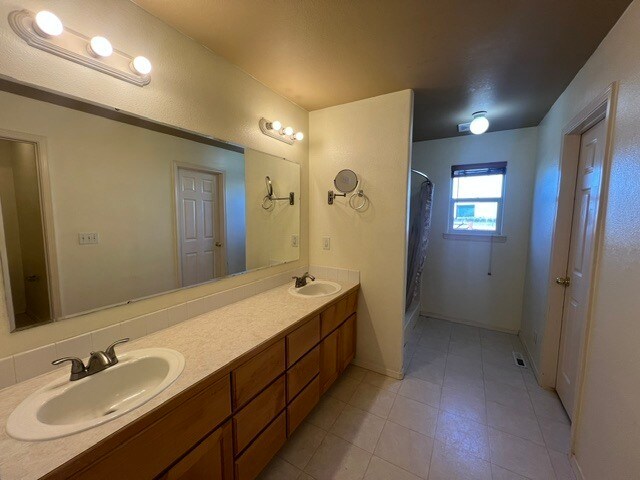 Building Photo - 3bed 3bath Great Meridian Location!