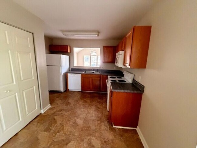 Building Photo - Beautiful and spacious! Ready for move in!