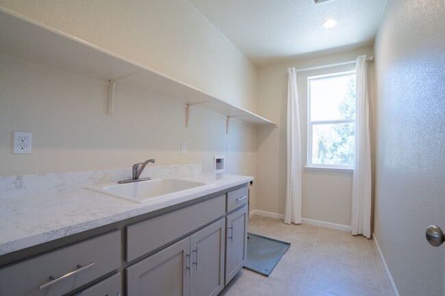 Building Photo - 3625 Blue Bird Dr