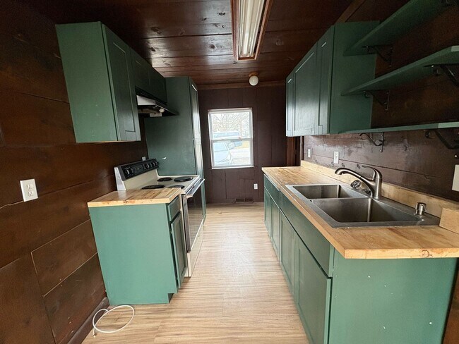 Building Photo - 3 Bedroom Home Elyria